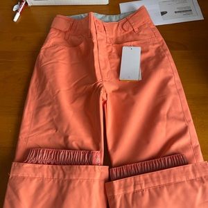 I’m selling a pair of little girls snow pants, they are brand new.